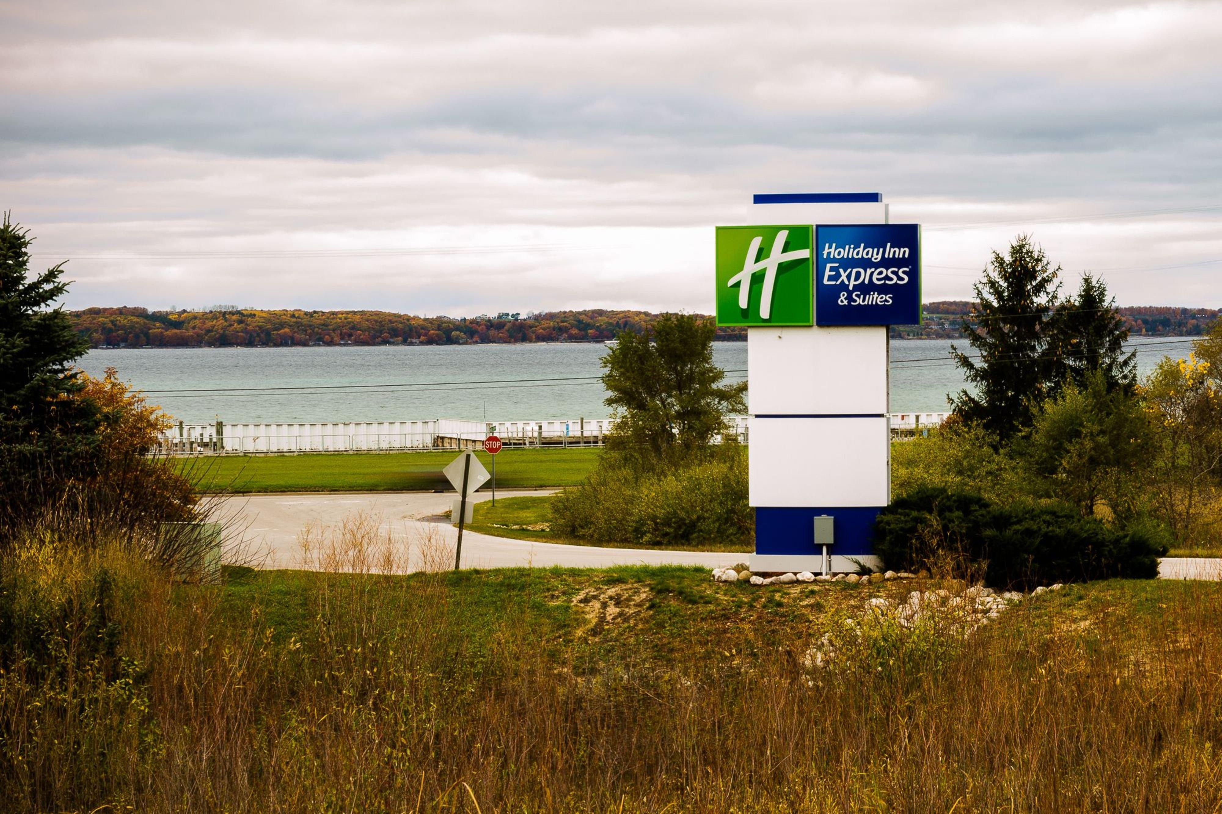 Holiday Inn Express Hotel & Suites Acme-Traverse City By Ihg Exterior foto